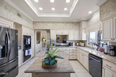Kitchen - 1808 Emerald Isle Way, Oxnard, CA 93035 photo 2 of 5