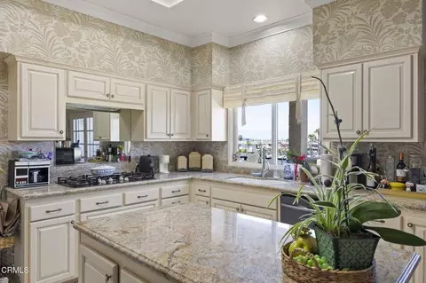 Kitchen - 1808 Emerald Isle Way, Oxnard, CA 93035 photo 4 of 5