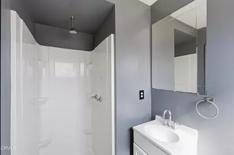 Bath - 555 Del Sur Way, Oxnard, CA 93033 photo 2 of 2