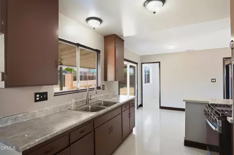 Kitchen - 555 Del Sur Way, Oxnard, CA 93033 photo 1 of 1