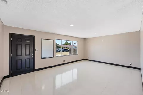 Living - 555 Del Sur Way, Oxnard, CA 93033 photo 2 of 4