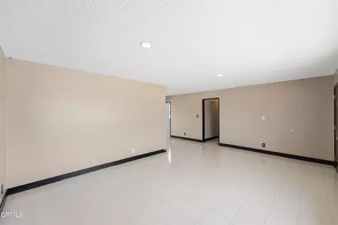 Living - 555 Del Sur Way, Oxnard, CA 93033 photo 3 of 4