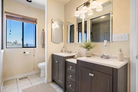 Bath - 25620 High Rock Ct, Tehachapi, CA 93561 photo 3 of 4