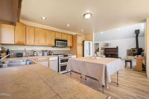 Kitchen - 25620 High Rock Ct, Tehachapi, CA 93561 photo 2 of 3