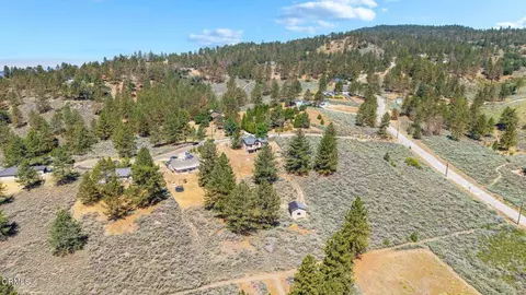 View/Area - 25620 High Rock Ct, Tehachapi, CA 93561 photo 5 of 10