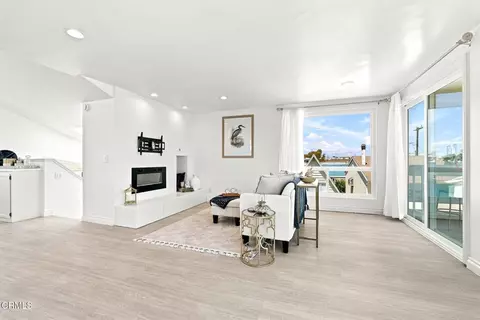 Living - 2301 Chico Ct, Oxnard, CA 93035 photo 2 of 4