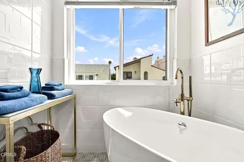 Bath - 2301 Chico Ct, Oxnard, CA 93035 photo 4 of 5