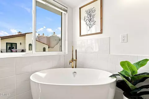 Bath - 2301 Chico Ct, Oxnard, CA 93035 photo 3 of 5