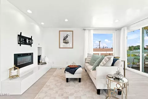 Living - 2301 Chico Ct, Oxnard, CA 93035 photo 3 of 4