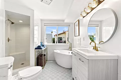 Bath - 2301 Chico Ct, Oxnard, CA 93035 photo 2 of 5