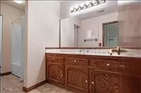 Bath - 30435 Horsethief Dr, Tehachapi, CA 93561 photo 3 of 5