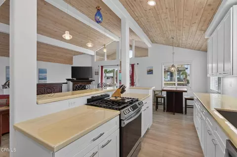 Kitchen - 141 Pasadena Ave, Oxnard, CA 93035 photo 8 of 9