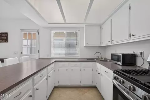Kitchen - 141 Pasadena Ave, Oxnard, CA 93035 photo 3 of 9