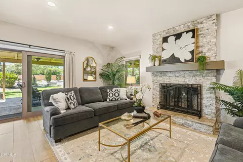 Living - 10539 Chippenham Rd, Santa Rosa Valley, CA 93012 photo 6 of 7