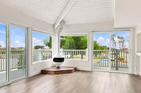 Living - 3089 Bayshore Ave, Ventura, CA 93001 photo 3 of 7