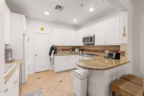 Kitchen - 1518 Windshore Way, Oxnard, CA 93035 photo 1 of 2