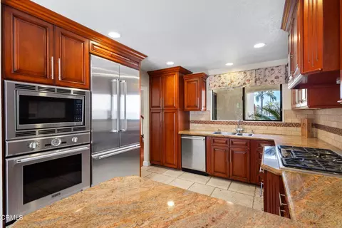 Kitchen - 2114 Vina Del Mar, Oxnard, CA 93035 photo 3 of 6