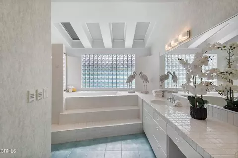 Bath - 2150 Napoli Dr, Oxnard, CA 93035 photo 2 of 6