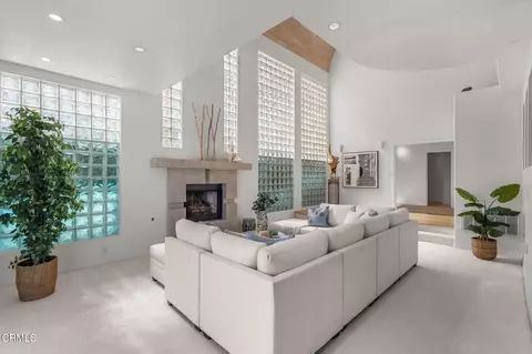 Living - 2150 Napoli Dr, Oxnard, CA 93035 photo 2 of 3