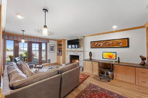 Living - 1098 Garrido Ct, Camarillo, CA 93010 photo 3 of 4