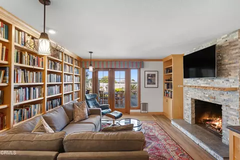 Living - 1098 Garrido Ct, Camarillo, CA 93010 photo 4 of 4