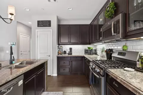 Kitchen - 672 Xanadu Way, Oxnard, CA 93036 photo 4 of 5