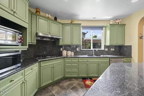 Kitchen - 3418 Glen Abbey Ln, Oxnard, CA 93036 photo 4 of 6