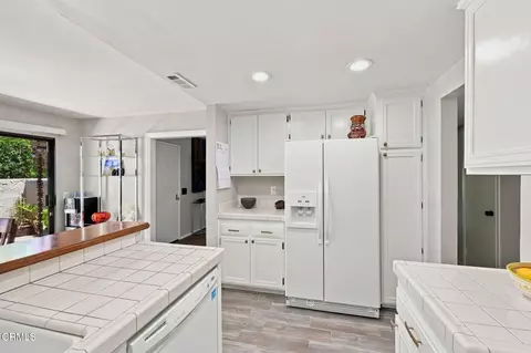 Kitchen - 406 Chapala Dr, Camarillo, CA 93010 photo 3 of 4