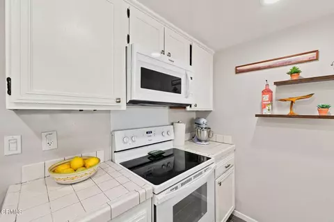 Kitchen - 406 Chapala Dr, Camarillo, CA 93010 photo 2 of 4