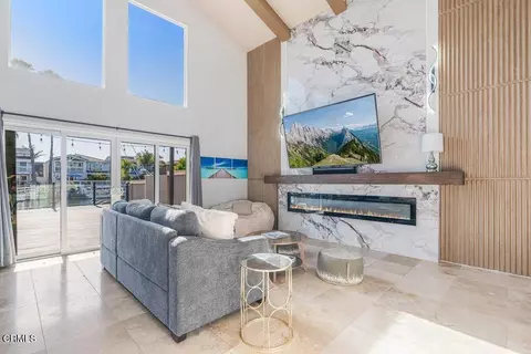 Living - 2431 Victoria Ave, Oxnard, CA 93035 photo 3 of 4