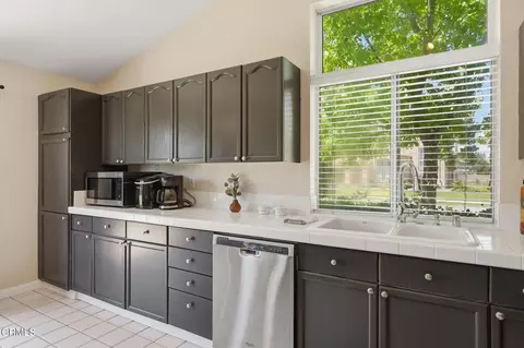 Kitchen - 2581 Lake Dr, Oxnard, CA 93036 photo 6 of 10