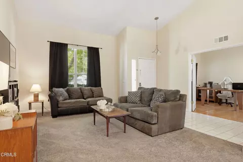 Living - 2581 Lake Dr, Oxnard, CA 93036 photo 3 of 4
