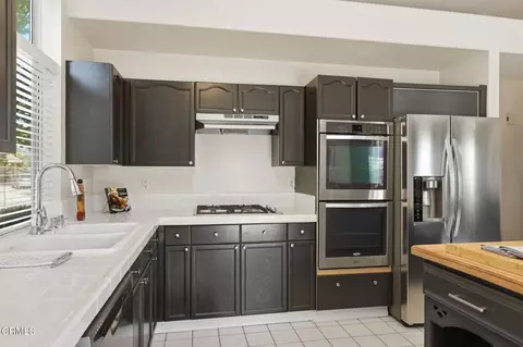 Kitchen - 2581 Lake Dr, Oxnard, CA 93036 photo 7 of 10