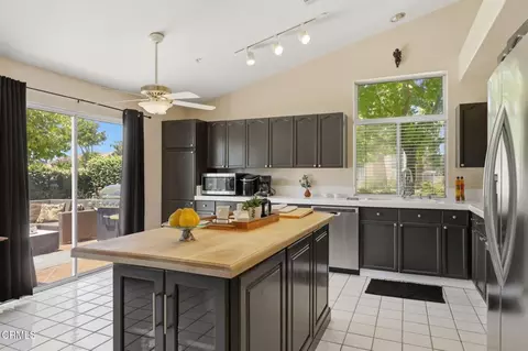 Kitchen - 2581 Lake Dr, Oxnard, CA 93036 photo 5 of 10