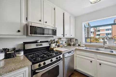 Kitchen - 877 S B St, Oxnard, CA 93030 photo 3 of 4