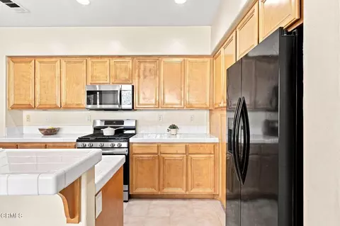 Kitchen - 1706 Valerosa Way, Oxnard, CA 93030 photo 6 of 7