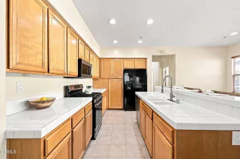 Kitchen - 1706 Valerosa Way, Oxnard, CA 93030 photo 2 of 7