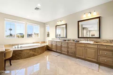 Bath - 3927 W Hemlock St, Oxnard, CA 93035 photo 3 of 5