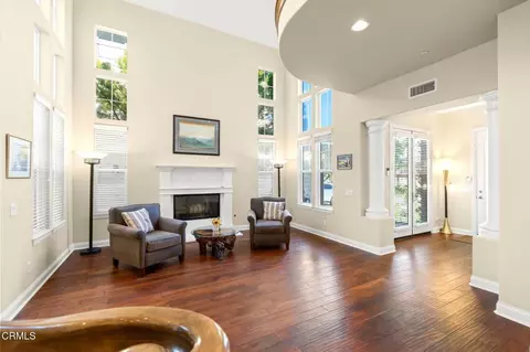 Living - 3927 W Hemlock St, Oxnard, CA 93035 photo 2 of 3