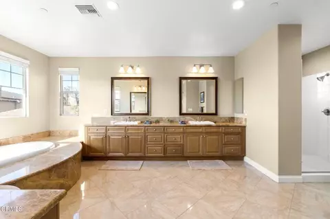 Bath - 3927 W Hemlock St, Oxnard, CA 93035 photo 2 of 5