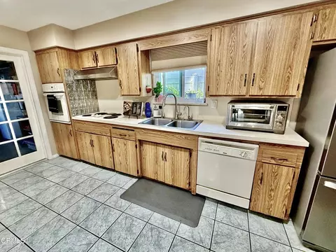Kitchen - 4400 Hamilton Ave, Oxnard, CA 93033 photo 2 of 3