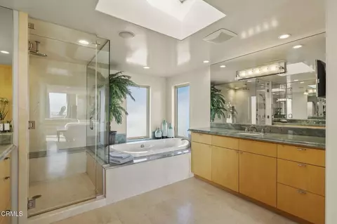 Bath - 3629 Ocean Dr, Oxnard, CA 93035 photo 3 of 8