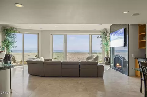 Living - 3629 Ocean Dr, Oxnard, CA 93035 photo 1 of 8
