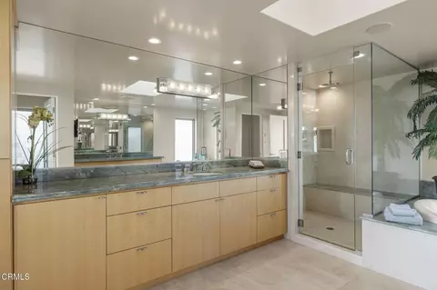 Bath - 3629 Ocean Dr, Oxnard, CA 93035 photo 2 of 8