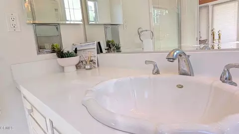 Bath - 7871 E Ring St, Long Beach, CA 90808 photo 2 of 6