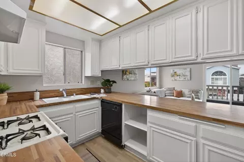 Kitchen - 360 Melrose Dr, Oxnard, CA 93035 photo 3 of 4