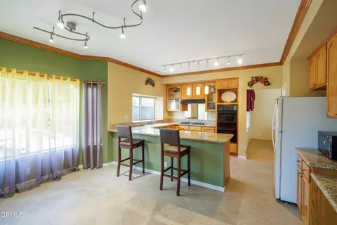 Kitchen - 1600 Devonshire Dr, Oxnard, CA 93030 photo 3 of 6