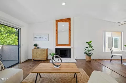 Living - 5117 Jefferson Sq, Oxnard, CA 93033 photo 4 of 4