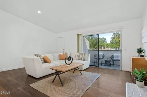 Living - 5117 Jefferson Sq, Oxnard, CA 93033 photo 3 of 4