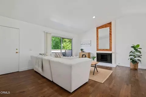 Living - 5117 Jefferson Sq, Oxnard, CA 93033 photo 2 of 4